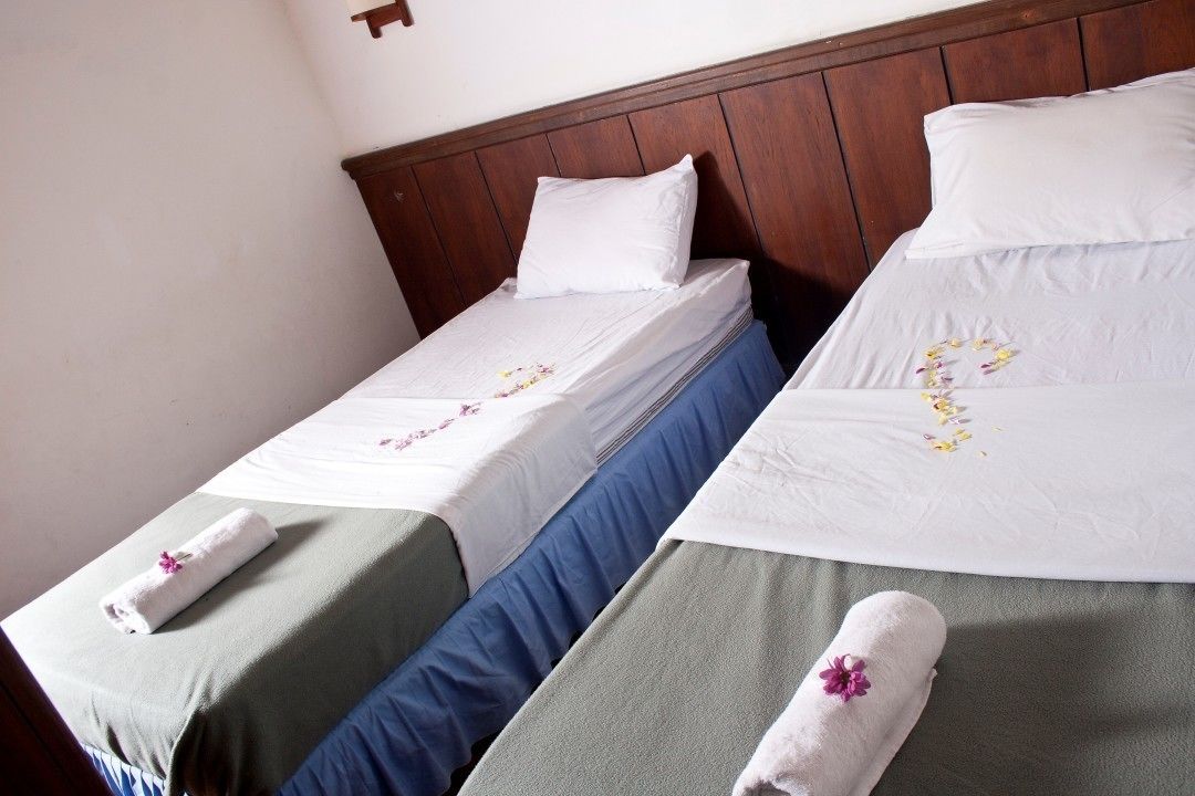 1 kamar tidur, meja kerja, dan setrika/meja setrika