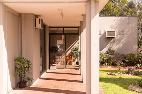 Perincian bahagian luar. Chadstone Executive Motel