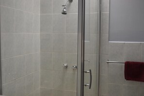 Shower, hair dryer, towels, toilet paper - Chadstone Executive Motel (Hughesdale)