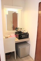 Standard Double Room | Ropa de cama hipoalergénica, caja fuerte, escritorio y ropa de cama