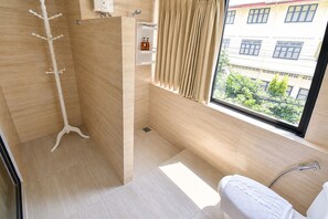 Superior Triple | Bathroom | Shower, hair dryer (on request), towels - Sawasdee House (Bangkok)