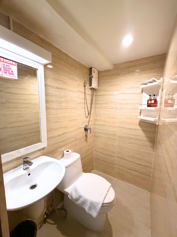 A bathroom with a sink, toilet, and shower. - Sawasdee House (Bangkok)