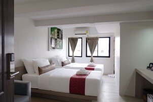 Ropa de cama hipoalergénica y caja de seguridad en la habitación 