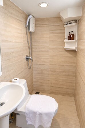 Standard Twin | Bathroom | Shower, hair dryer (on request), towels - Sawasdee House (Bangkok)
