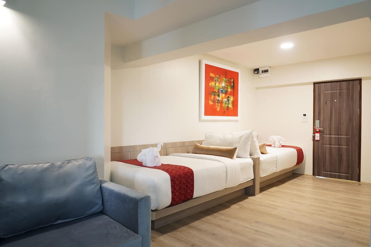 Deluxe Twin Room with Window | Hypo-allergenic bedding, in-room safe, desk, bed sheets