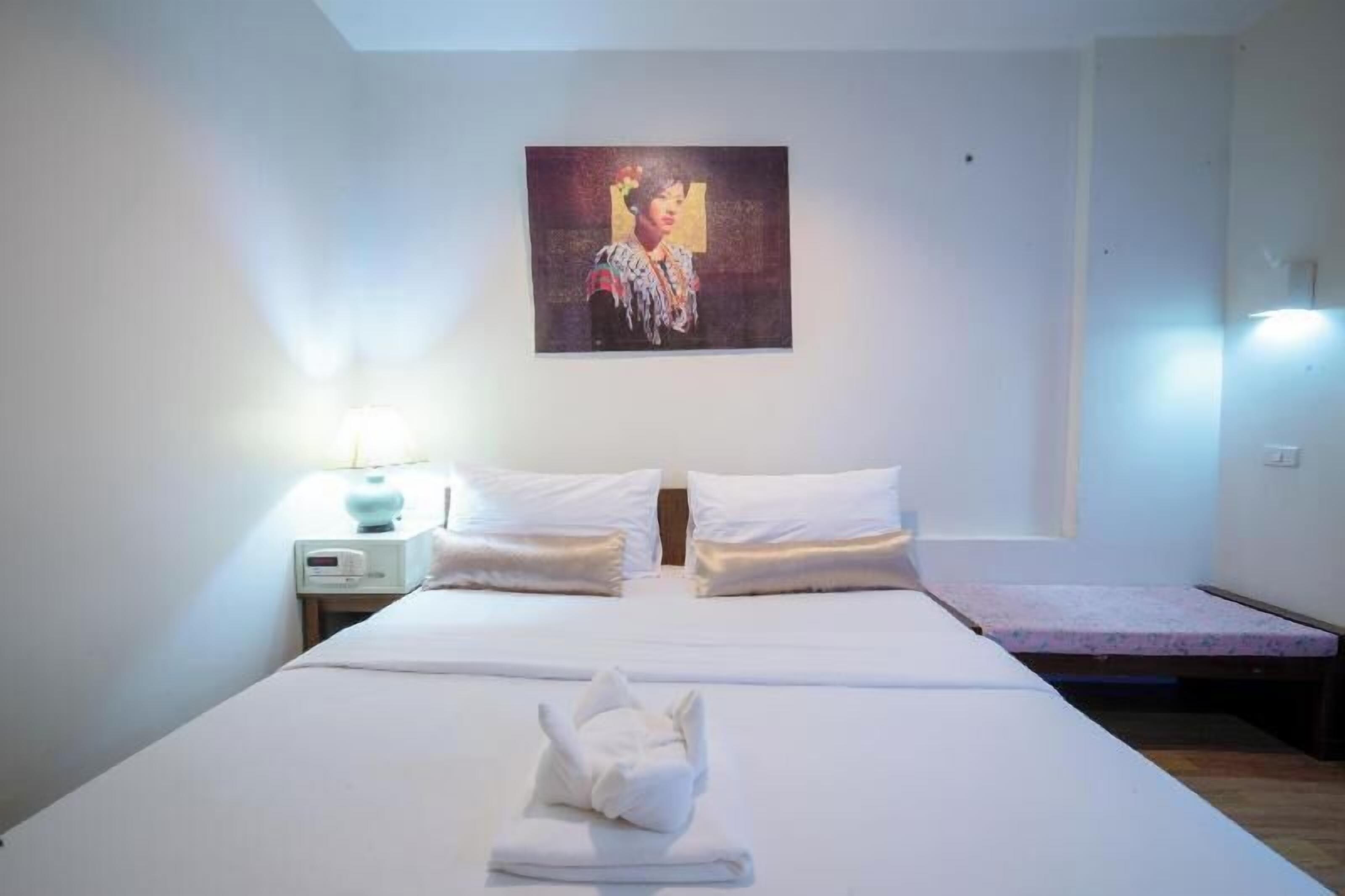 Hypo-allergenic bedding, in-room safe, desk, bed sheets