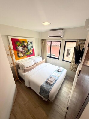 Standard Double Room | Allergivenligt sengetøj, pengeskab på værelset, skrivebord, sengetøj