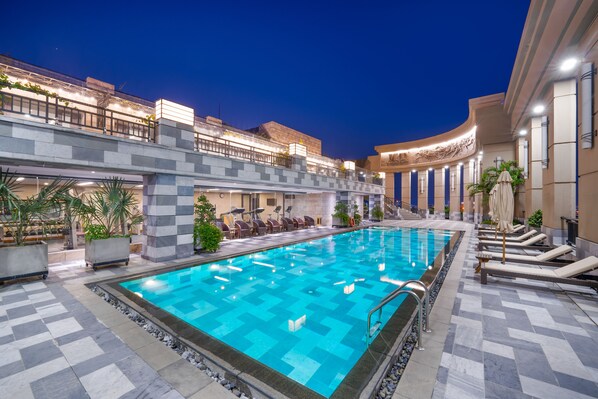 Una piscina al aire libre