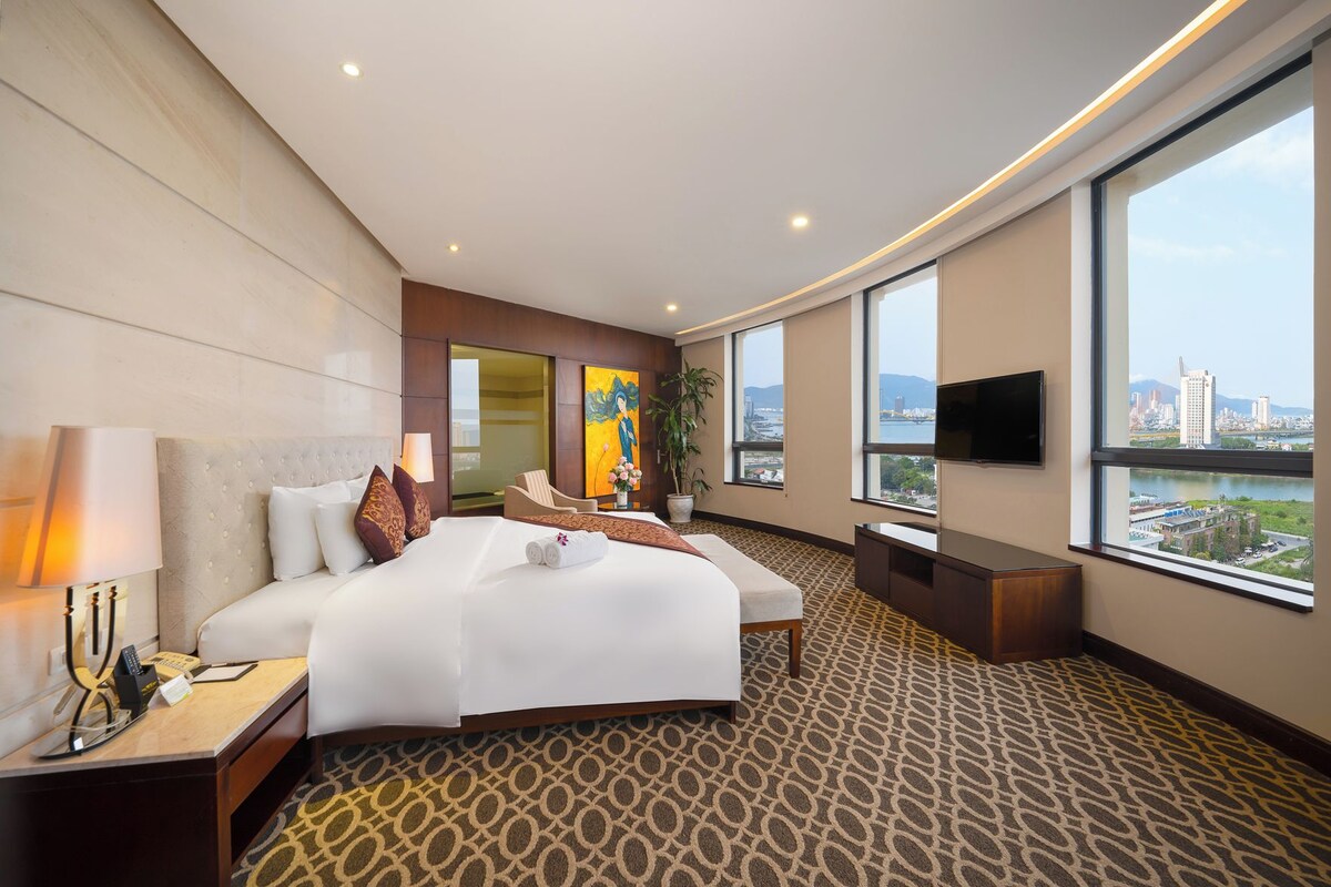 Minibar, in-room safe, blackout drapes, soundproofing