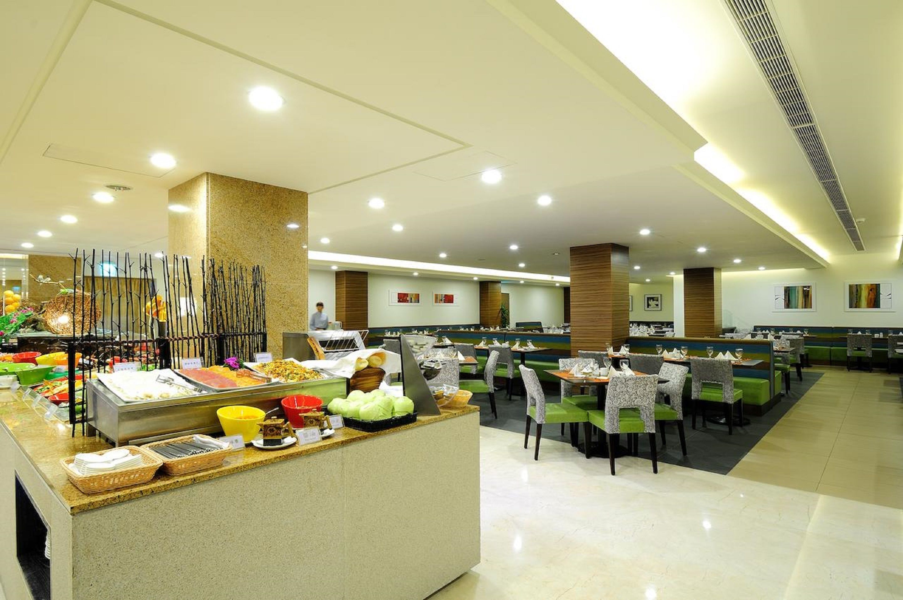Un'area buffet con diversi cibi e un'area salotto con tavoli e sedie.