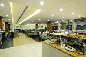 每日供應吃到飽早餐 (每人 TWD300)