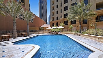 2 buitenzwembaden, ligstoelen bij het zwembad