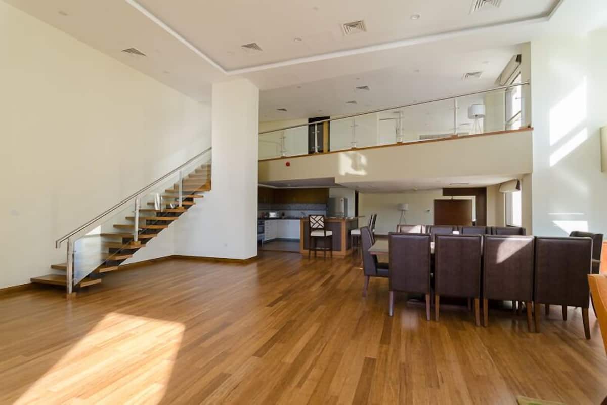 Loft Apartment | リビング エリア | 43 インチのLED テレビ (ケーブル放送視聴可)、テレビ