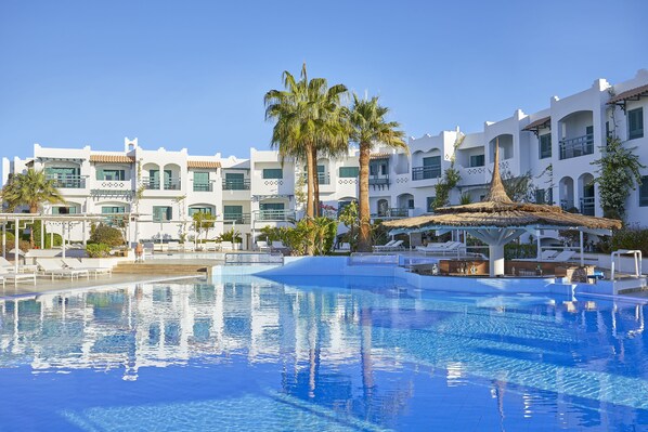 Piscine extérieure, parasols de plage, chaises longues