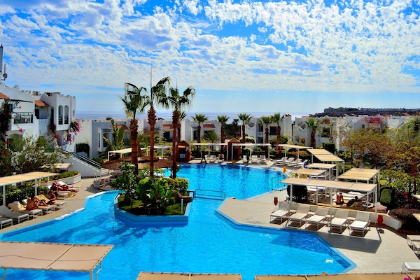 Standard Twin Room, Pool View | Minibar, in-room safe, blackout drapes, bed sheets