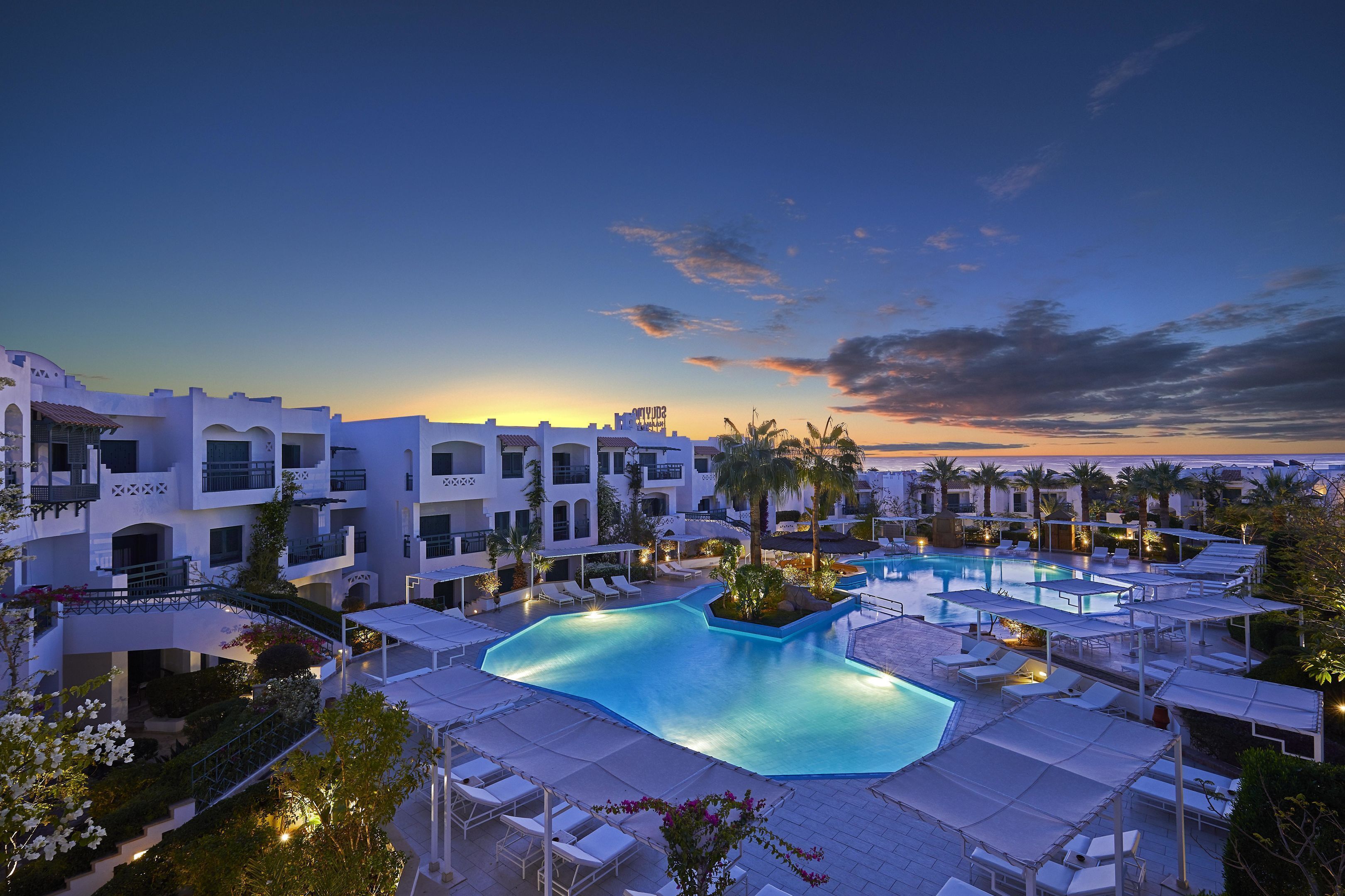 Outdoor pool, pool umbrellas, sun loungers