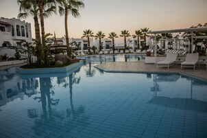 Udendørs pool, parasoller, liggestole
