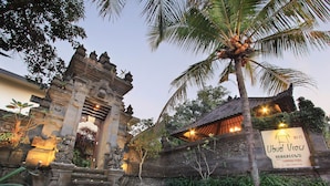 Entrada tradicional de un templo balinés con un letrero que indica Ubud View Bungalows, que cuenta con piscina y aire acondicionado.