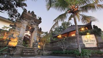 Vista frontal de la propiedad