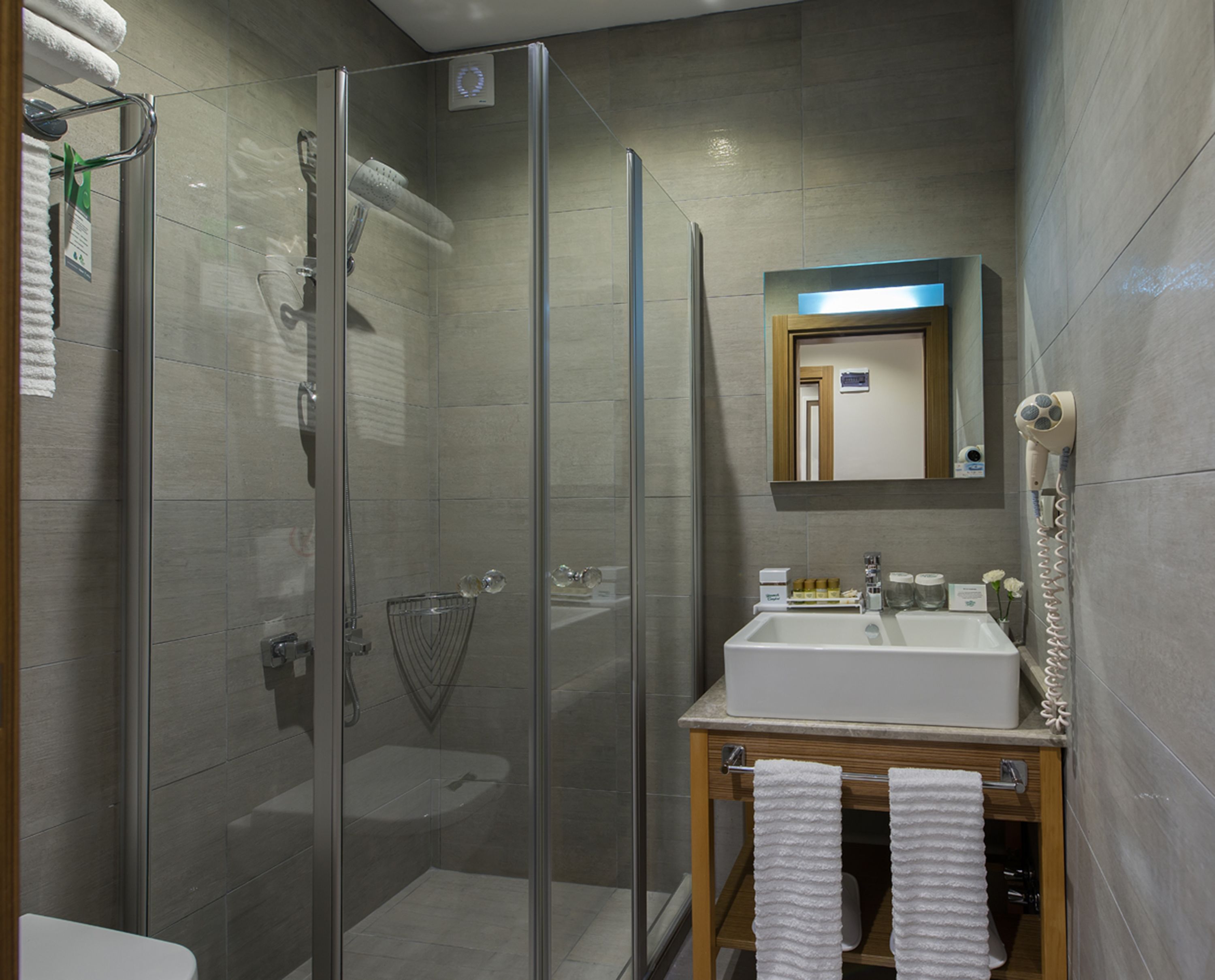 standard double or twin room, 1 bedroom, non smoking, city view | bathroom | shower, free toiletries, hair dryer, towels