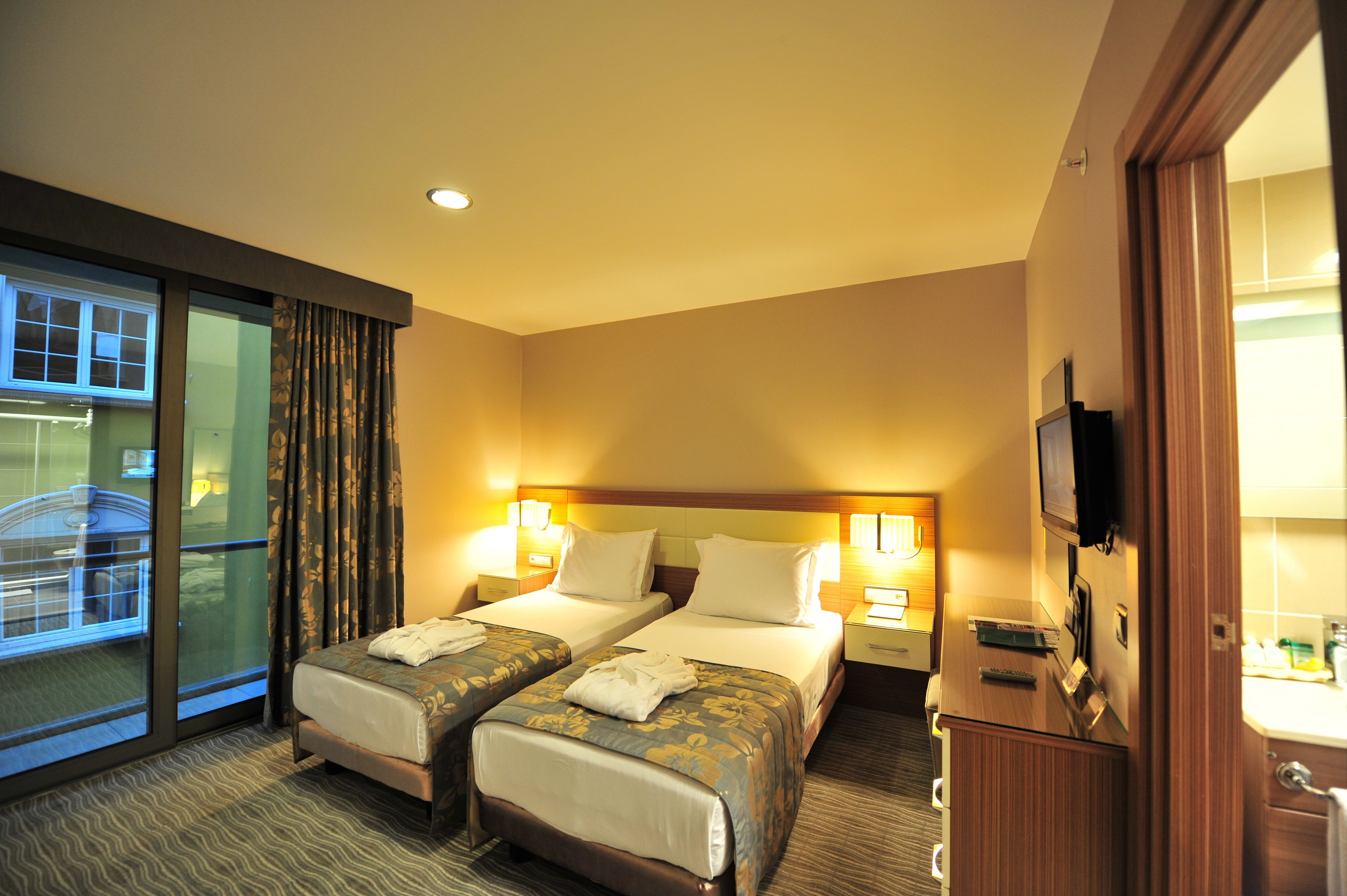 standard double or twin room, 1 bedroom, non smoking, city view | premium bedding, minibar, in-room safe, soundproofing