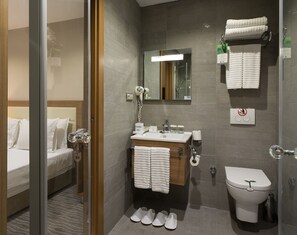 Economy-Einzelzimmer | Badezimmer | Dusche, kostenlose Toilettenartikel, Haartrockner, Handtücher