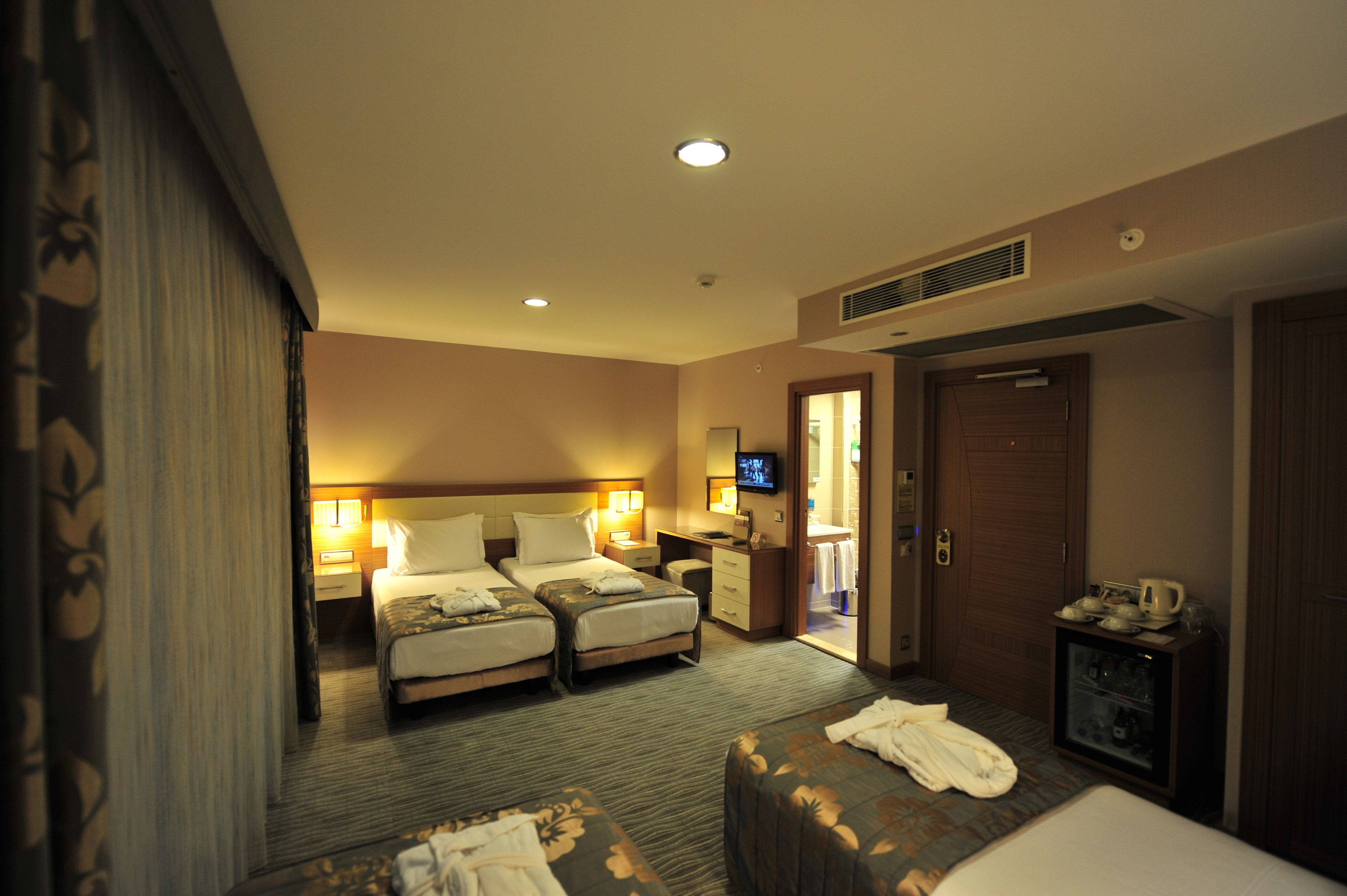 standard double or twin room, 1 bedroom, non smoking, city view | premium bedding, minibar, in-room safe, soundproofing