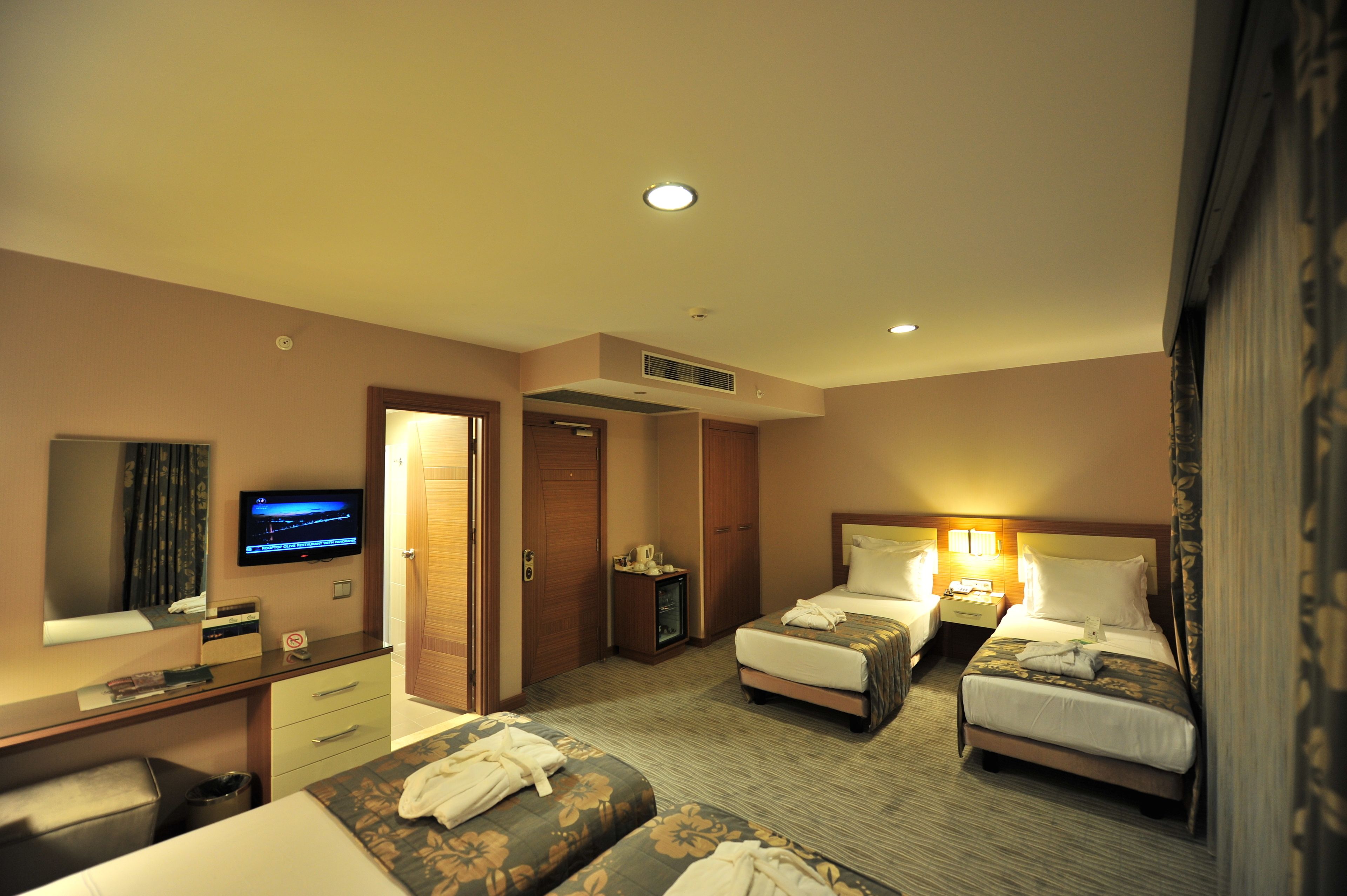standard double or twin room, 1 bedroom, non smoking, city view | premium bedding, minibar, in-room safe, soundproofing