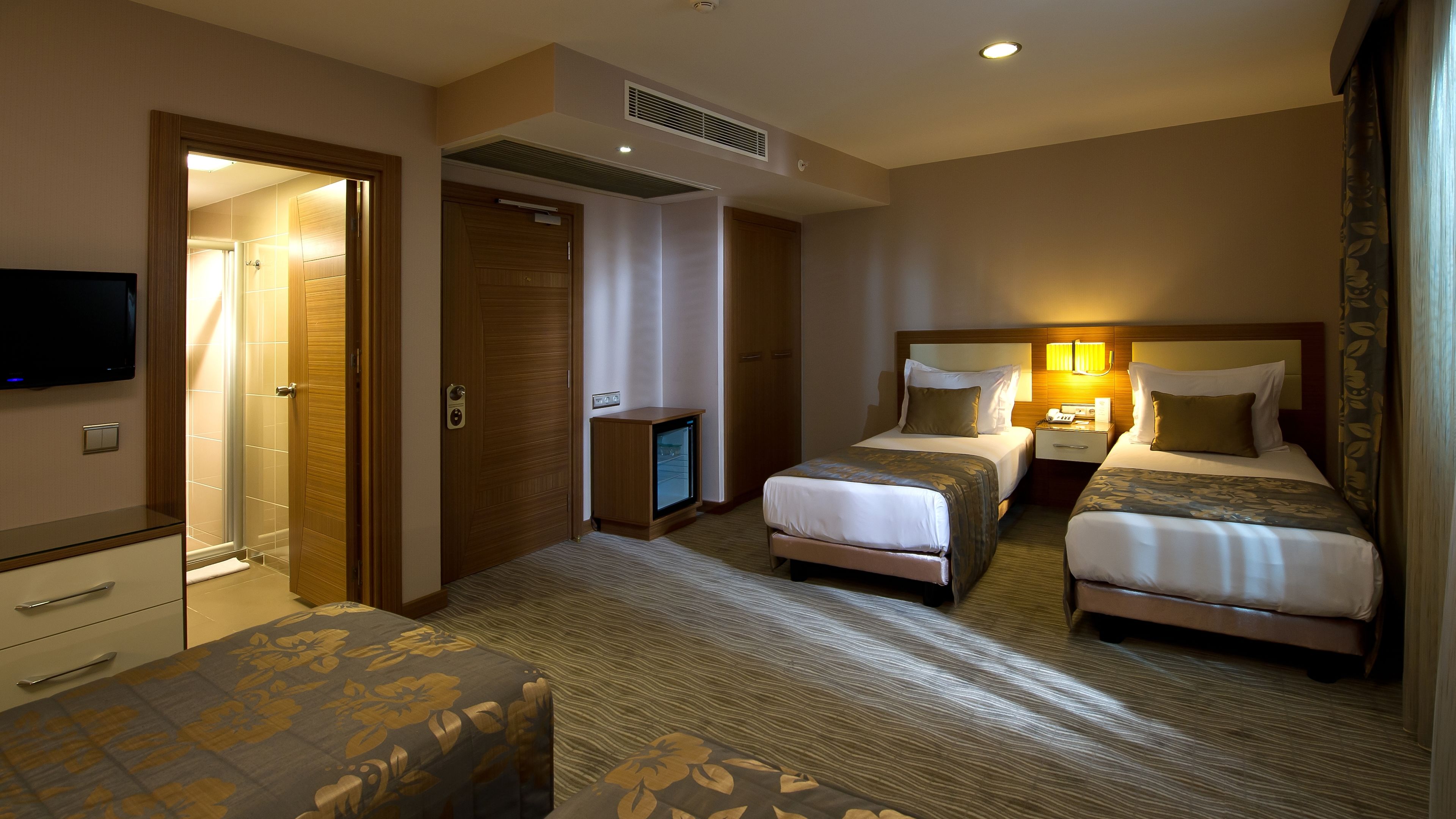 standard double or twin room, 1 bedroom, non smoking, city view | premium bedding, minibar, in-room safe, soundproofing