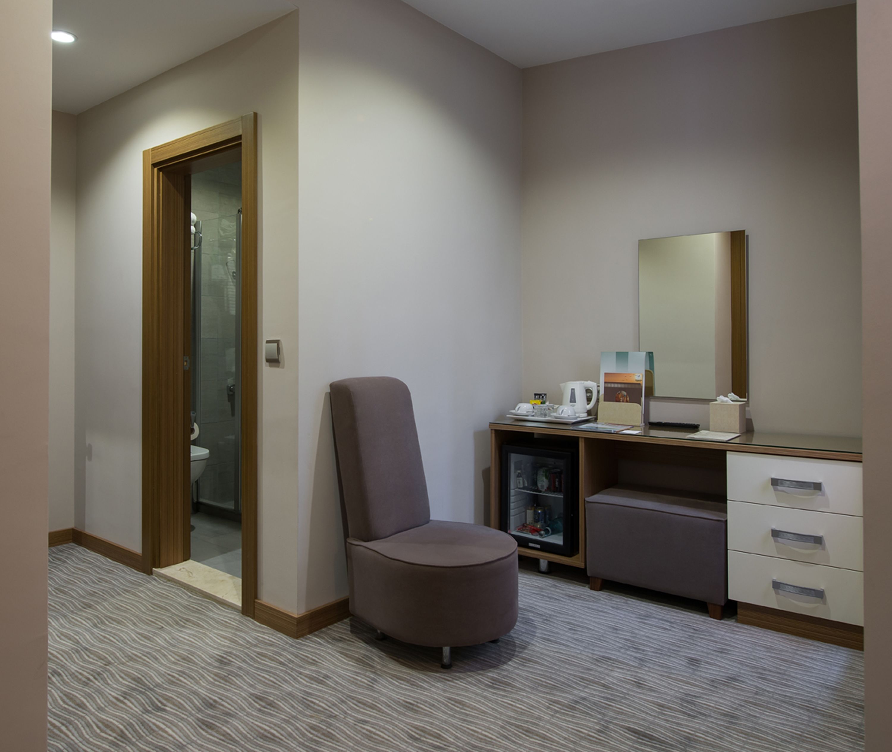 standard double or twin room, 1 bedroom, non smoking, city view | bathroom | shower, free toiletries, hair dryer, towels