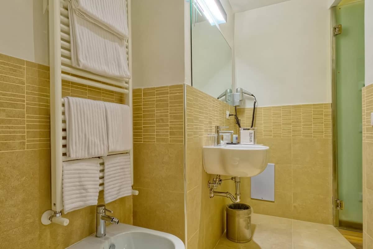 Junior Suite | Banyo | Duş, ücretsiz banyo/kozmetik ürünleri, saç kurutma makinesi, bide