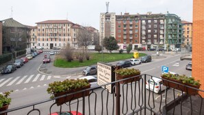 Vista de una calle con coches aparcados, un cartel que indica el hotel 'FORESTERIA Villa Gioia' y una señal de aparcamiento.