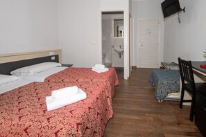Habitación con 1 cama matrimonial o 2 individuales | Caja de seguridad en la habitación, muebles diferentes y escritorio 
