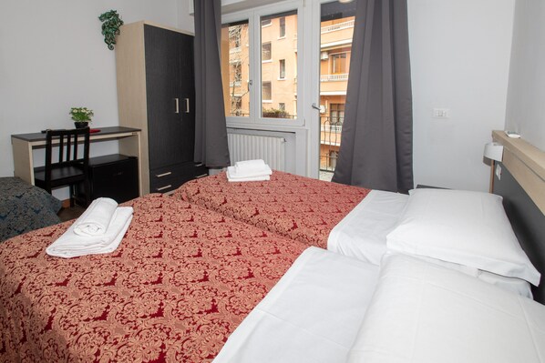 Kamer, 1 twee- of 2 eenpersoonsbedden | Een kluis op de kamer, individueel gemeubileerd, een bureau