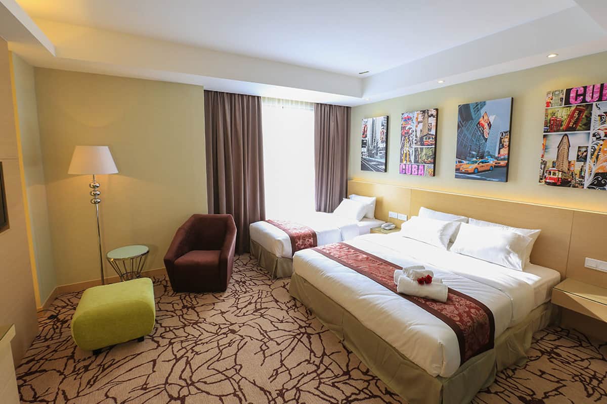 Executive Suite | Minibar, in-room safe, iron/ironing board, free WiFi