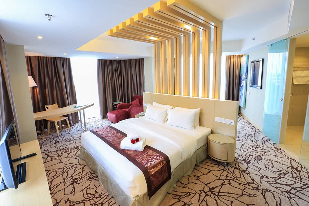 Premier Suite | Minibar, in-room safe, iron/ironing board, free WiFi