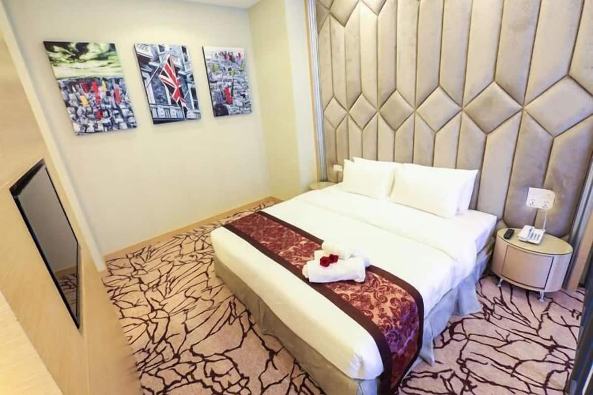 Minibar, in-room safe, iron/ironing board, free WiFi