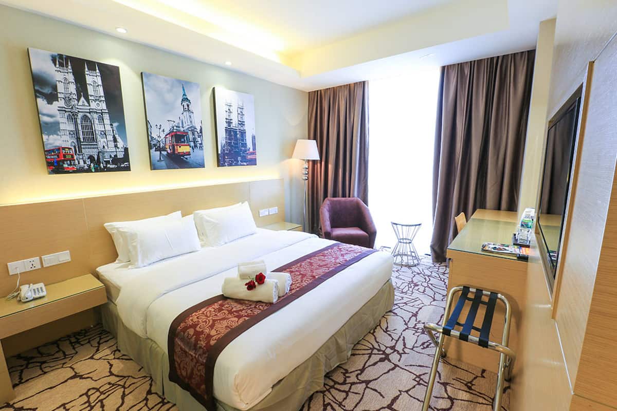 Executive Deluxe King | Minibar, in-room safe, iron/ironing board, free WiFi