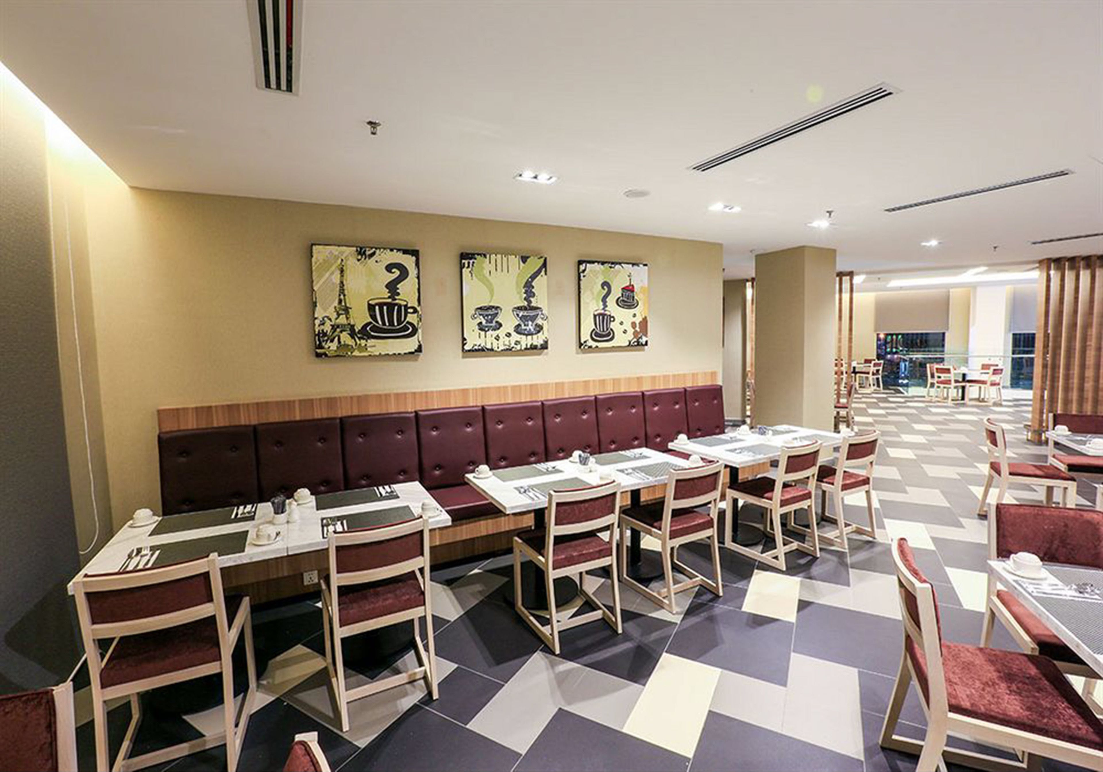 Een restaurant met afgesloten zitplaatsen en een geruit vloertapijt.