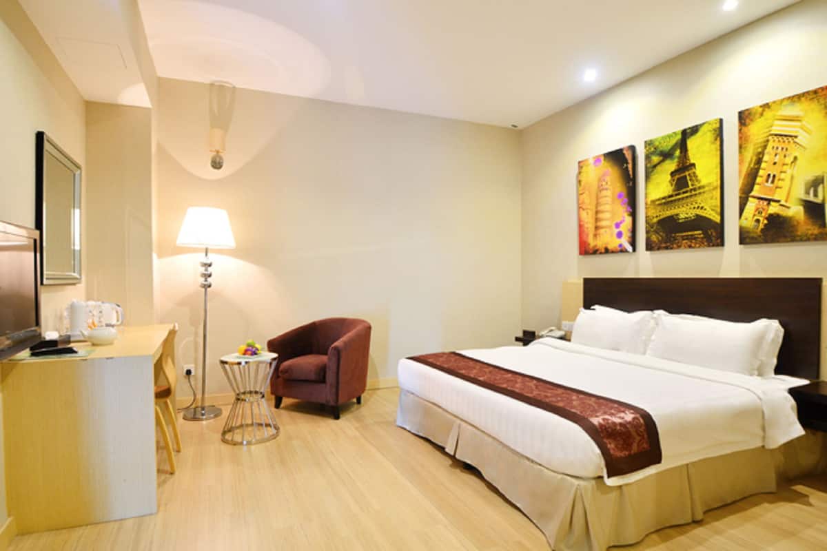 Minibar, in-room safe, iron/ironing board, free WiFi