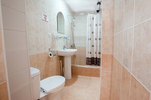 Ducha, artículos de tocador gratuitos, secador de pelo, pantuflas