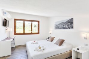 Roupas de cama premium, edredons de pluma, frigobar, escrivaninha