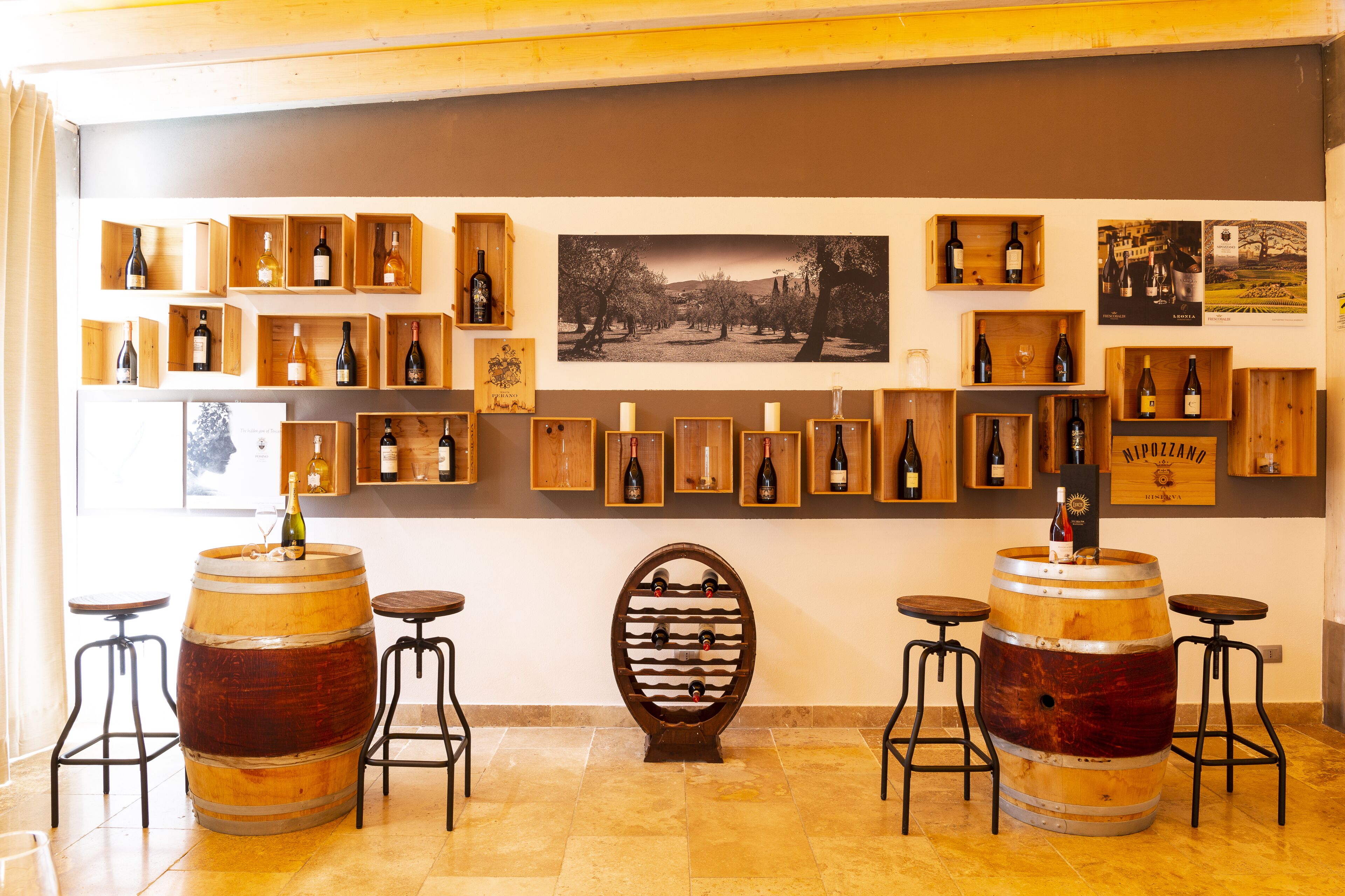 Petit déjeuner et dîner servis sur place, vue sur la piscine 