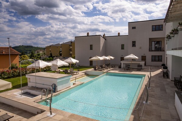 Piscina externa, guarda-sóis, espreguiçadeiras