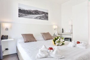 Habitación superior | Ropa de cama de alta calidad, edredones de plumas, minibar y escritorio