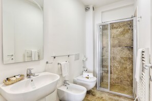 Bruser, gratis toiletartikler, hårtørrer, bidet