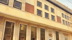 A building with a beige facade, multiple windows, and decorative elements. - Hotel Jewel Palace (New Delhi)