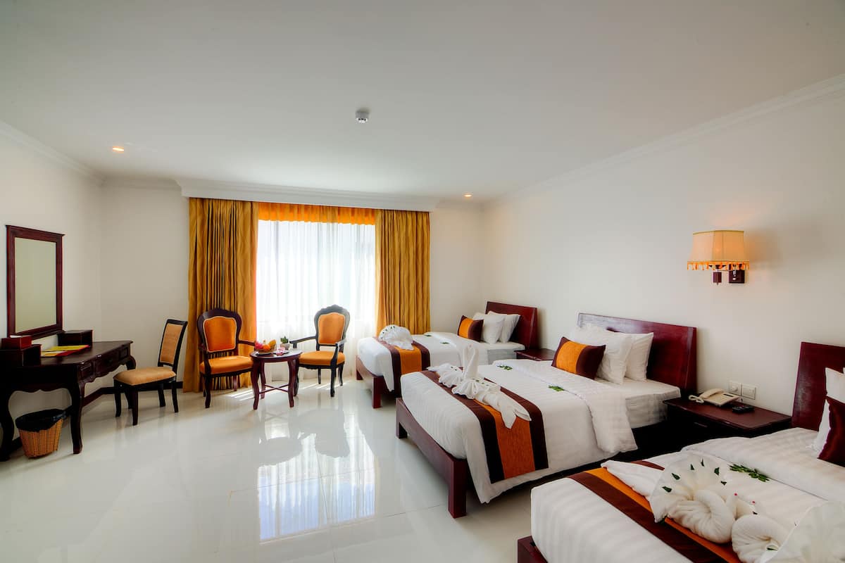 Triple Room -Free Pick Up | Ropa de cama de alta calidad, camas con pillow-top y minibar