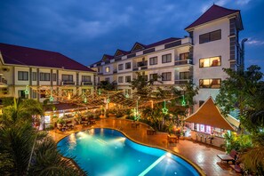 Outdoor pool, pool umbrellas - Sokharoth Hotel (Siem Reap)