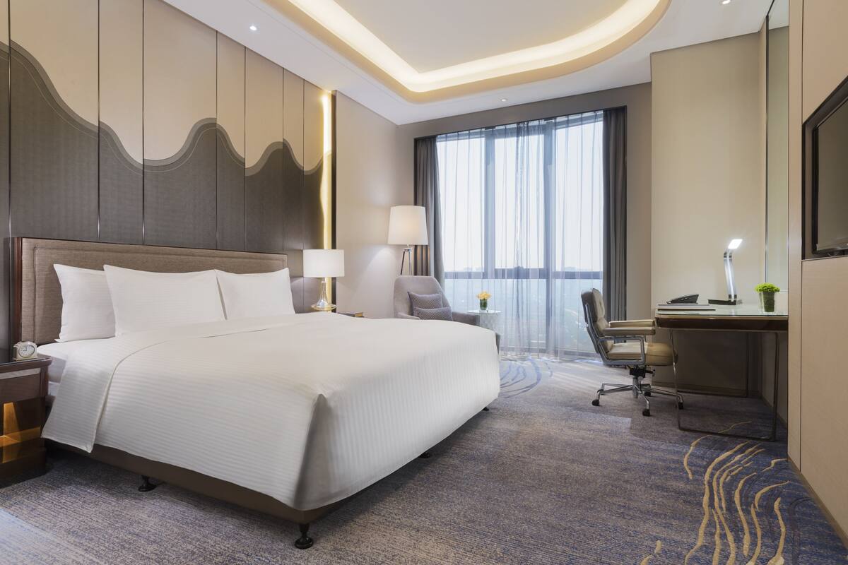 Deluxe Room, 1 King Bed | Down duvets, minibar, in-room safe, desk